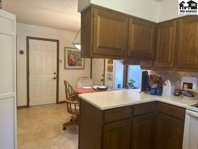 Photo of 3006 Mission Dr, Hutchinson, KS