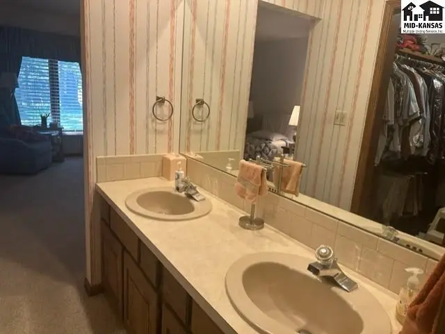 Photo of 3006 Mission Dr, Hutchinson, KS