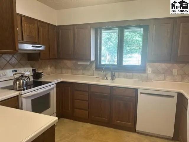 Photo of 3006 Mission Dr, Hutchinson, KS