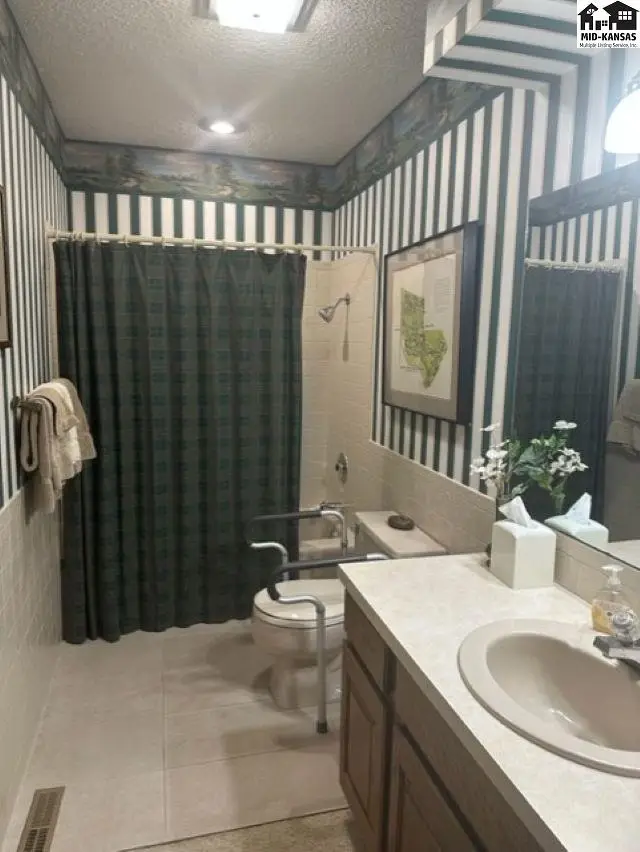 Photo of 3006 Mission Dr, Hutchinson, KS