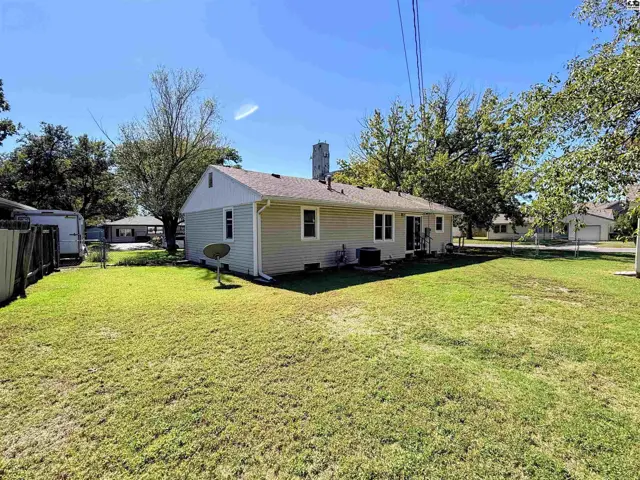 Photo of 2 Wheatland Dr, Hutchinson, KS