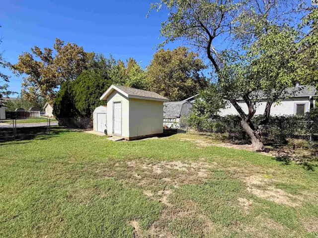 Photo of 2 Wheatland Dr, Hutchinson, KS
