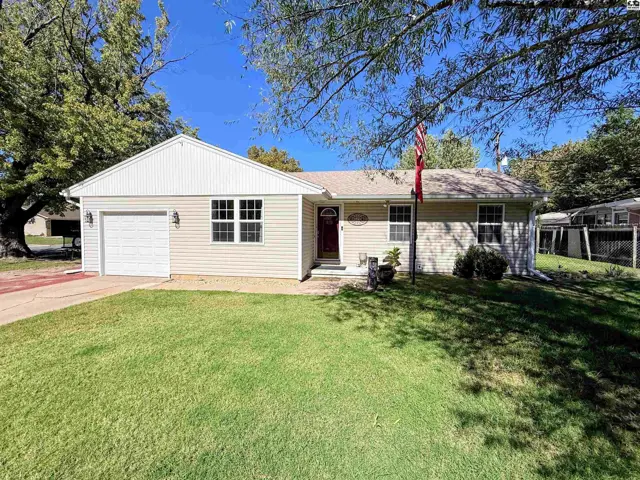 Photo of 2 Wheatland Dr, Hutchinson, KS