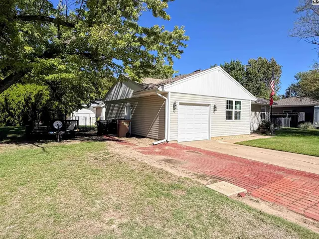 Photo of 2 Wheatland Dr, Hutchinson, KS