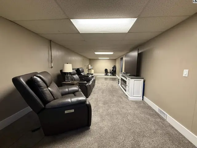 Photo of 2 Wheatland Dr, Hutchinson, KS