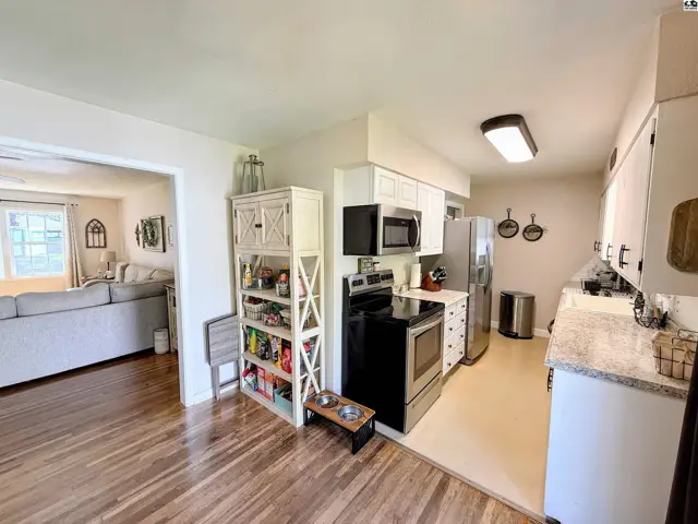 Photo of 2 Wheatland Dr, Hutchinson, KS