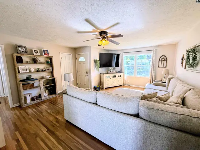 Photo of 2 Wheatland Dr, Hutchinson, KS