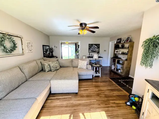 Photo of 2 Wheatland Dr, Hutchinson, KS