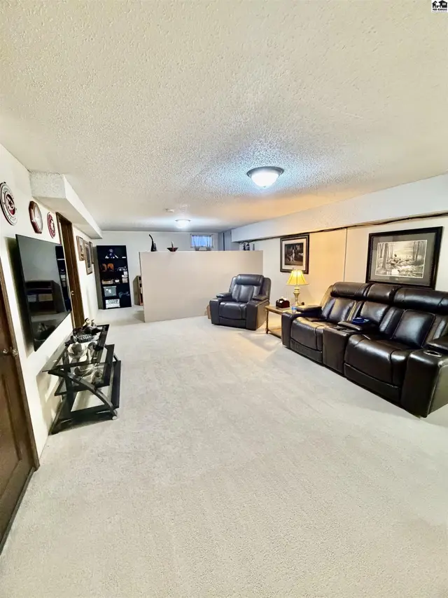 Photo of 2224 Dover Dr, Hutchinson, KS