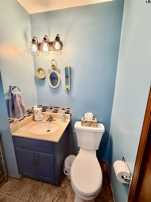 Photo of 2224 Dover Dr, Hutchinson, KS