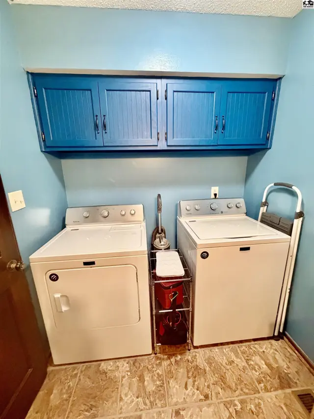 Photo of 2224 Dover Dr, Hutchinson, KS