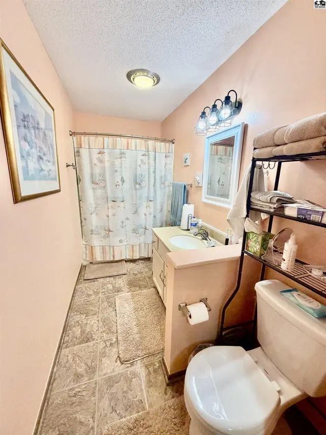 Photo of 2224 Dover Dr, Hutchinson, KS