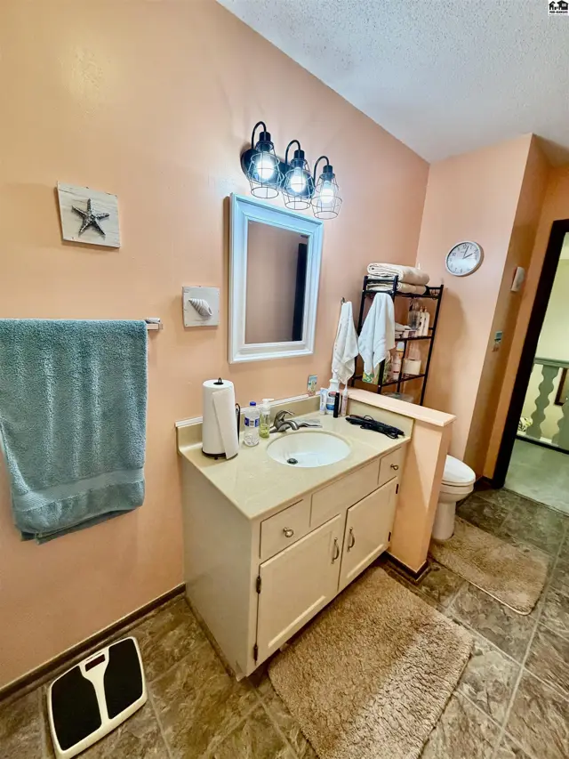 Photo of 2224 Dover Dr, Hutchinson, KS