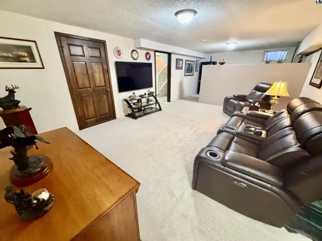 Photo of 2224 Dover Dr, Hutchinson, KS