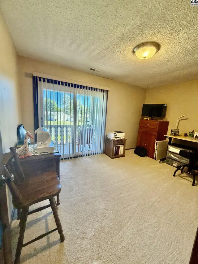 Photo of 2224 Dover Dr, Hutchinson, KS