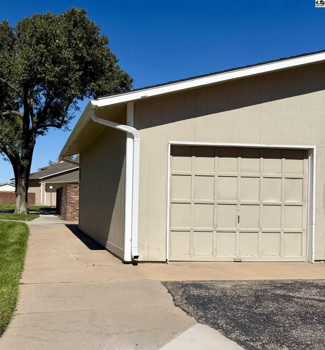 Photo of 2224 Dover Dr, Hutchinson, KS