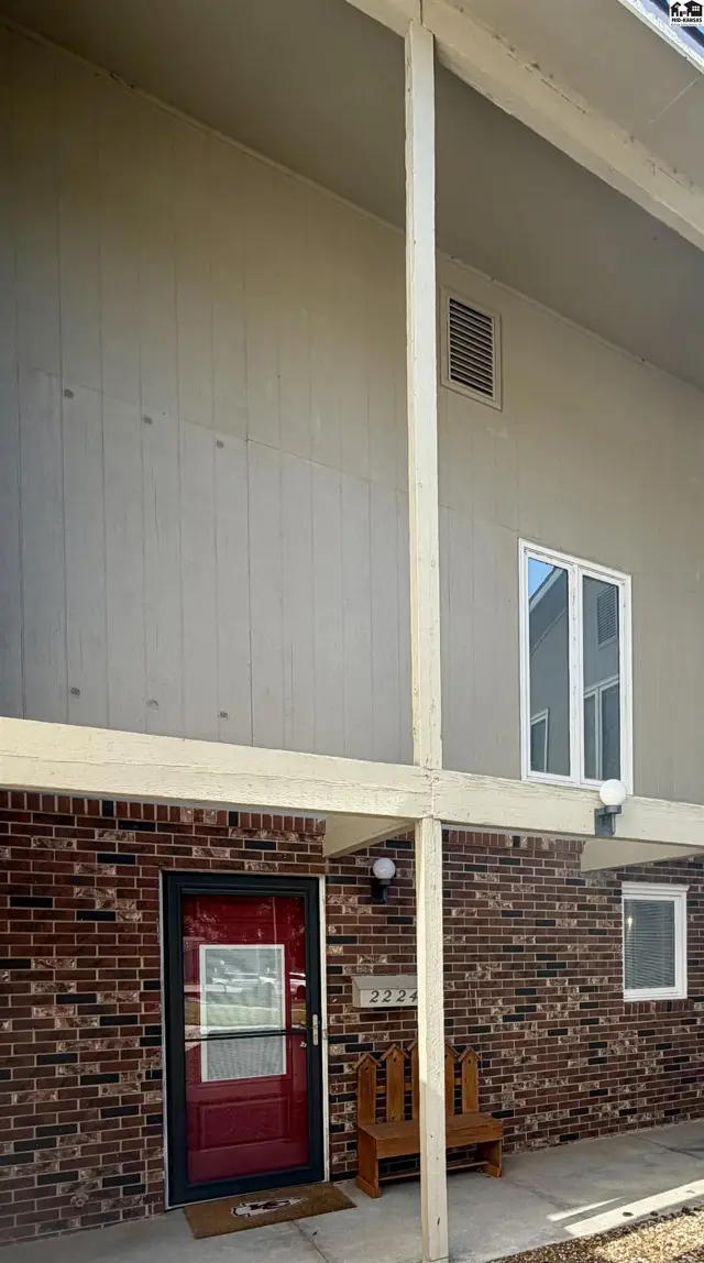 Photo of 2224 Dover Dr, Hutchinson, KS