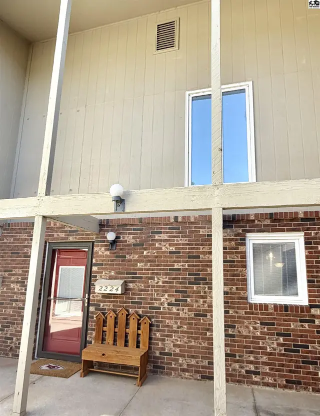 Photo of 2224 Dover Dr, Hutchinson, KS