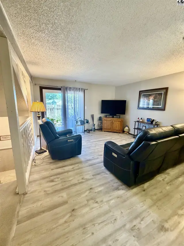Photo of 2224 Dover Dr, Hutchinson, KS