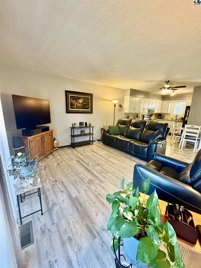 Photo of 2224 Dover Dr, Hutchinson, KS