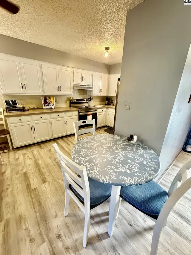 Photo of 2224 Dover Dr, Hutchinson, KS