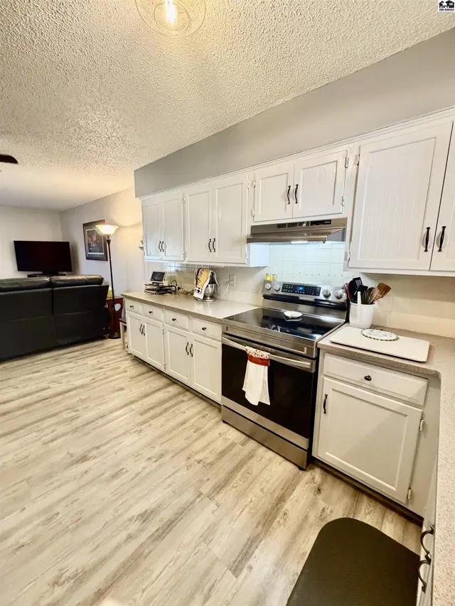 Photo of 2224 Dover Dr, Hutchinson, KS