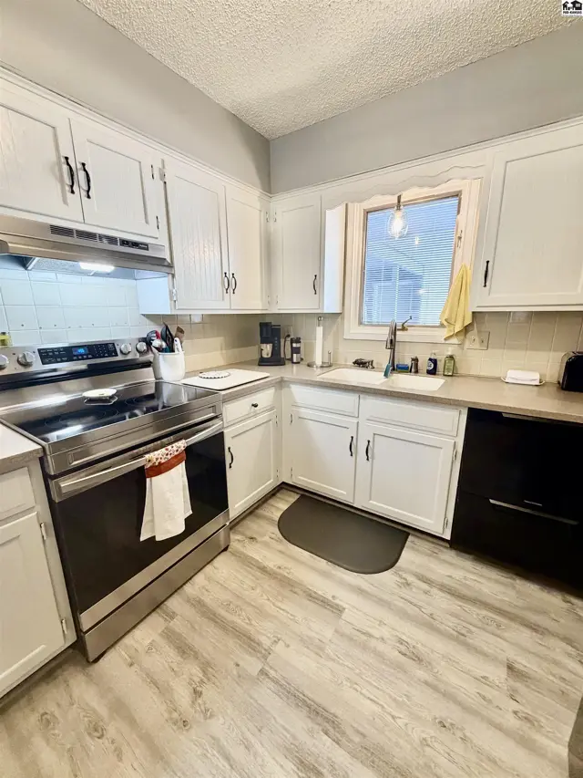 Photo of 2224 Dover Dr, Hutchinson, KS