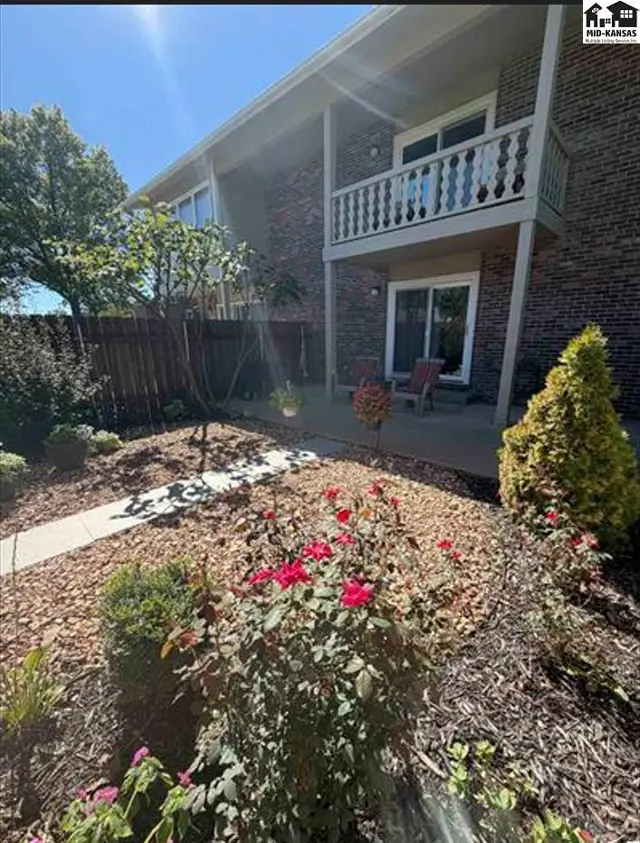 Photo of 2224 Dover Dr, Hutchinson, KS