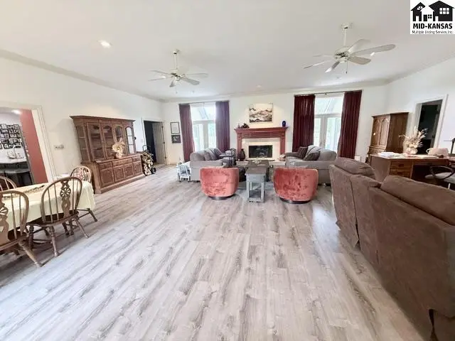 Photo of 3306 Thunderbird Dr, Hutchinson, KS