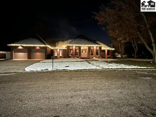 Photo of 3306 Thunderbird Dr, Hutchinson, KS