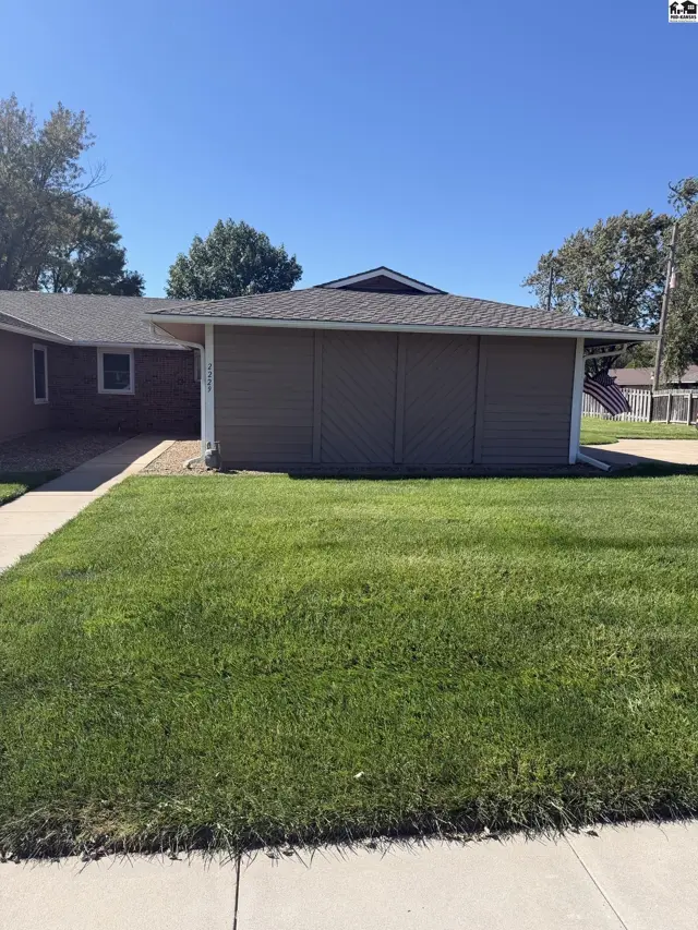 Photo of 2229 Dover Dr, Hutchinson, KS