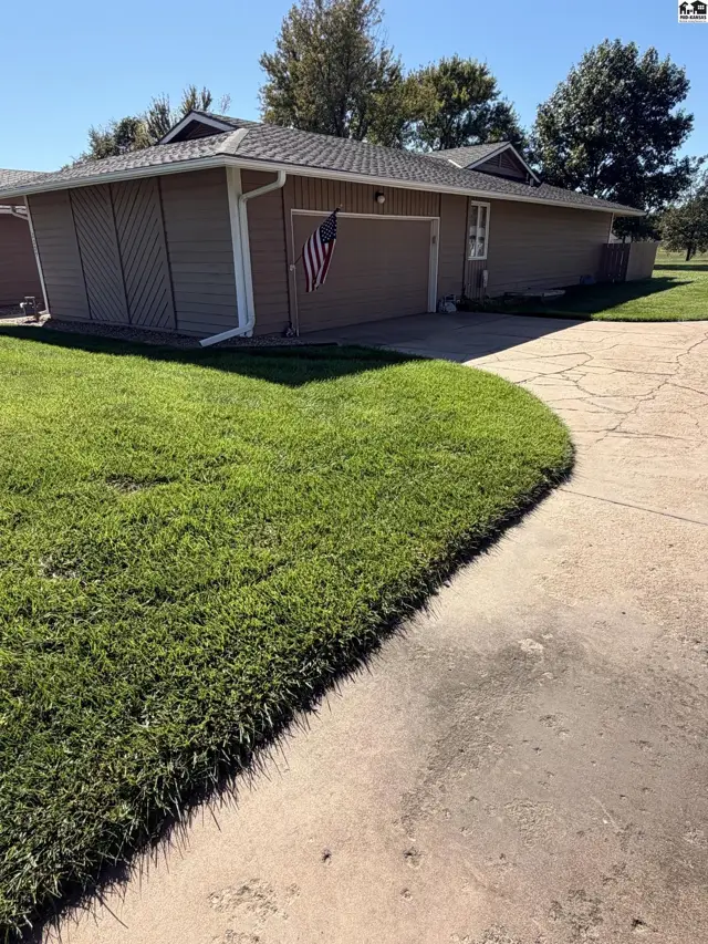 Photo of 2229 Dover Dr, Hutchinson, KS