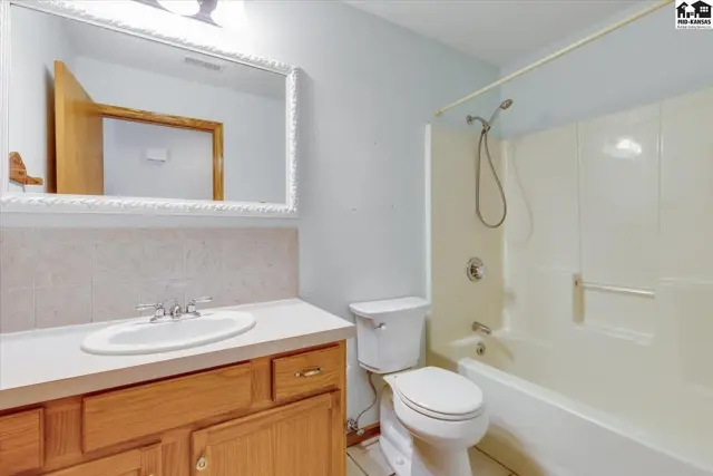 Photo of 1807 E 26th Ave, Hutchinson, KS
