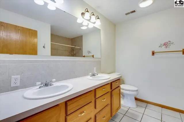 Photo of 1807 E 26th Ave, Hutchinson, KS