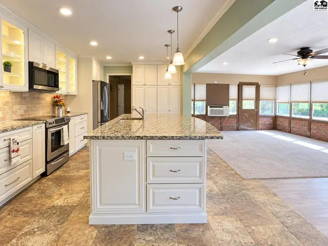 Photo of 1305 W 24th Ave, Hutchinson, KS