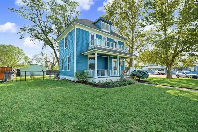 Photo of 104 N 1st St, Lindsborg, KS