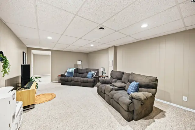 Photo of 2032 Mission Rd, Salina, KS