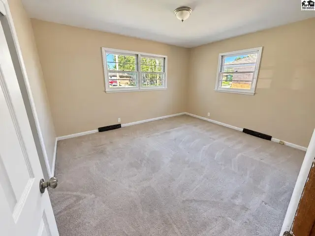 Photo of 613 Newport Rd, Hutchinson, KS