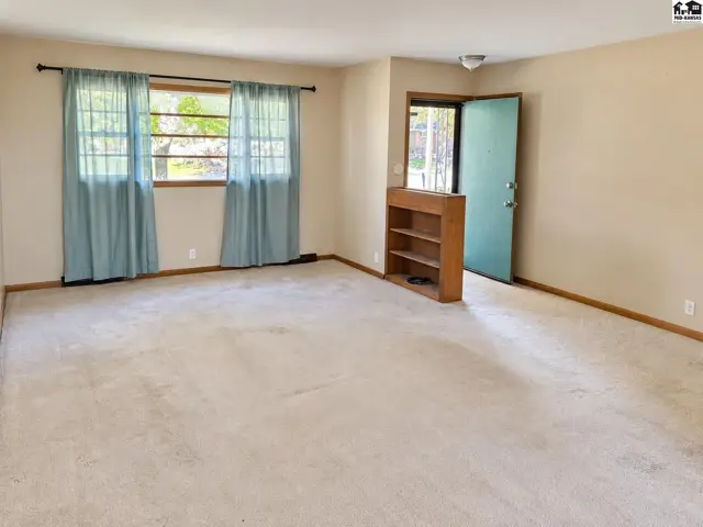 Photo of 613 Newport Rd, Hutchinson, KS