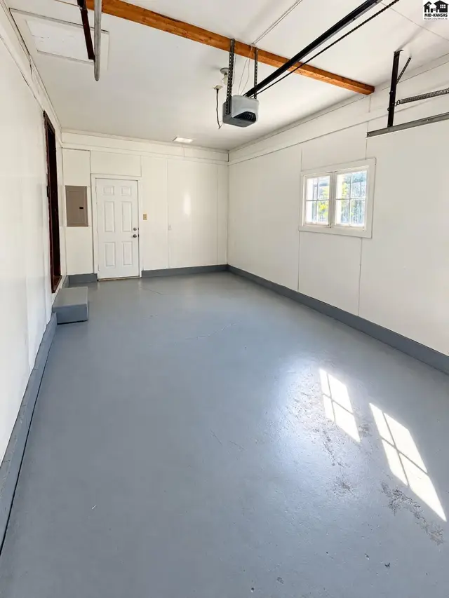 Photo of 613 Newport Rd, Hutchinson, KS