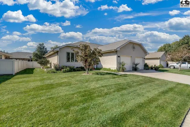 Photo of 1821 Seville Dr, Hutchinson, KS
