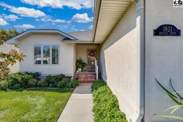 Photo of 1821 Seville Dr, Hutchinson, KS