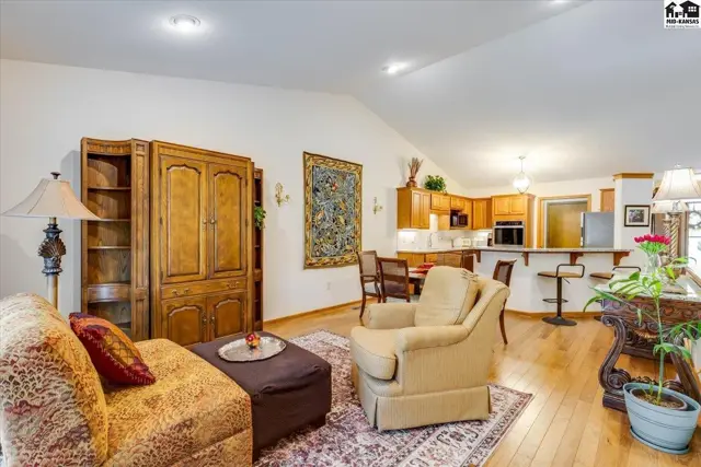 Photo of 1821 Seville Dr, Hutchinson, KS