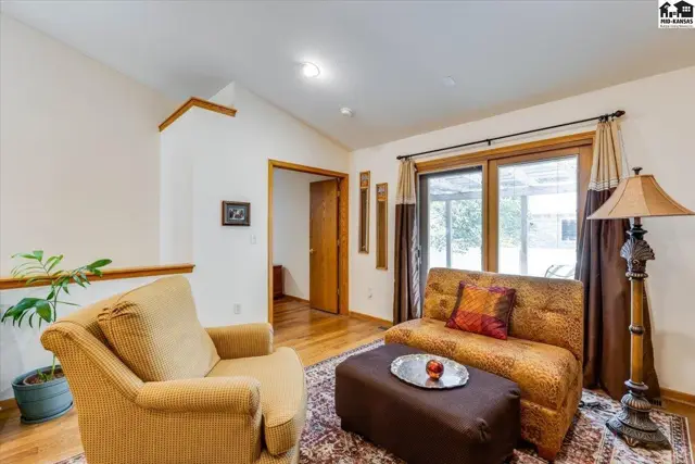 Photo of 1821 Seville Dr, Hutchinson, KS