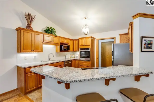 Photo of 1821 Seville Dr, Hutchinson, KS