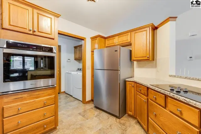 Photo of 1821 Seville Dr, Hutchinson, KS