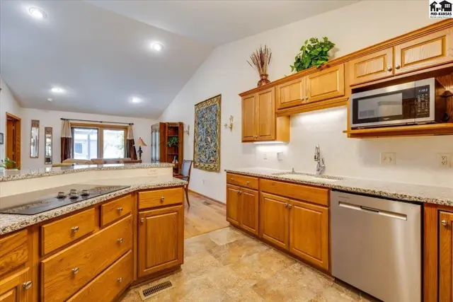 Photo of 1821 Seville Dr, Hutchinson, KS