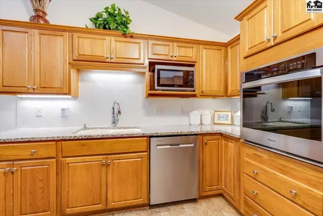 Photo of 1821 Seville Dr, Hutchinson, KS