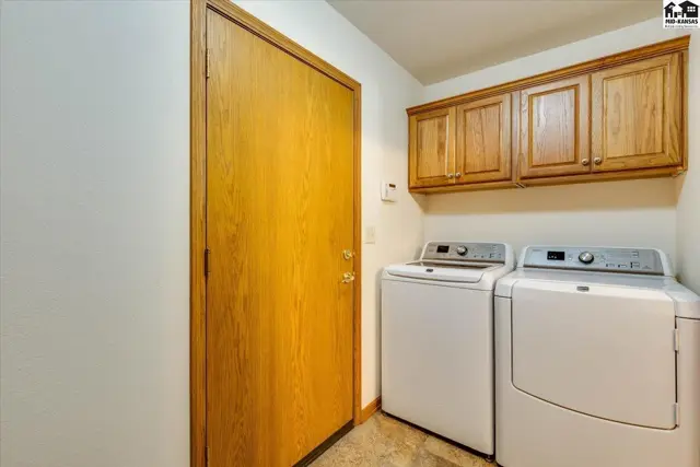 Photo of 1821 Seville Dr, Hutchinson, KS