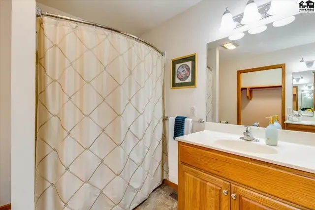 Photo of 1821 Seville Dr, Hutchinson, KS